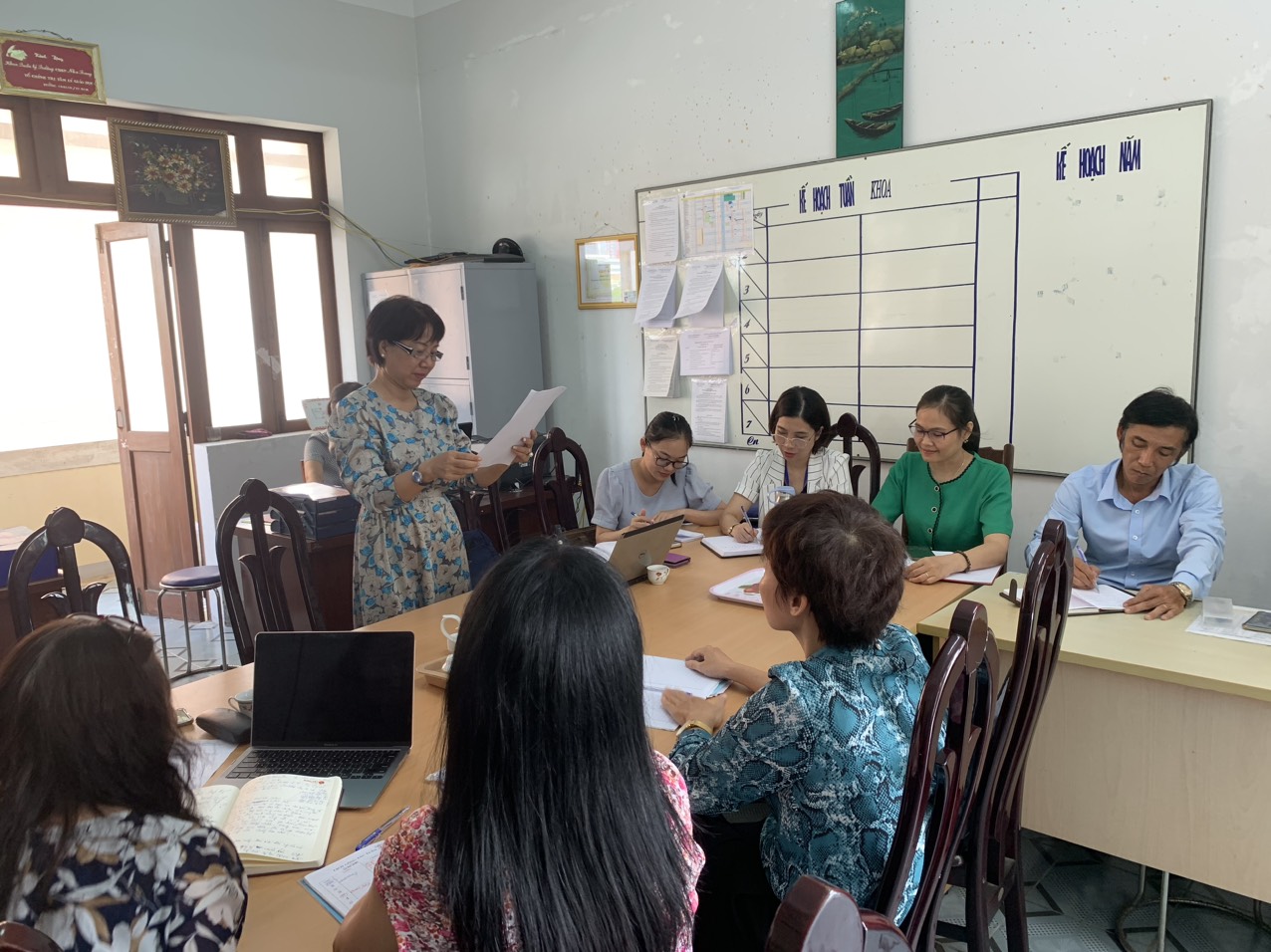 Giảng viên Nguyễn Thị Hương trình bày báo cáo tuyên truyền